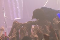 フロアへ飛び込むマーヤ。（撮影：阿久津正義）