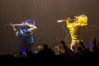 オーディエンスを喜ばせるパフォーマンスも。（撮影：阿久津正義）