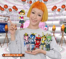 「おねがい戦士」とのコラボキャラクター「おねがいカエラ」を肩に乗せた木村カエラ。(c)tvasahi