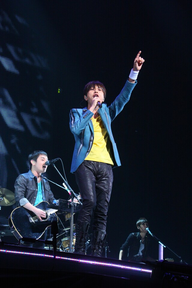 12月8日に行われた「YUZU ARENA TOUR 2012-2013 YUZU YOU ～みんなと、どこまでも～」福岡・マリンメッセ福岡公演の模様。
