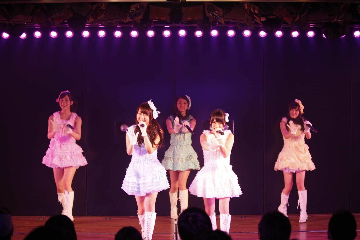 12月5日の特別記念公演で「7時12分の初恋」を披露するAKB48 11期生。