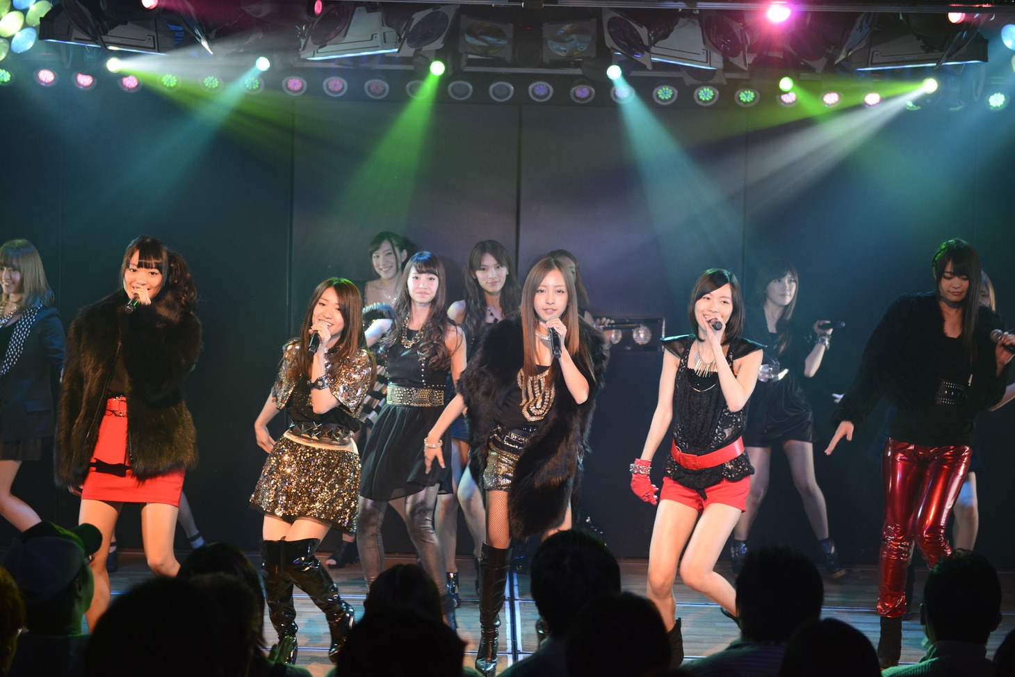 12月5日の特別記念公演で「スクラップ＆ビルド」を披露するAKB48 チームK。