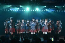 12月5日の特別記念公演で「正義の味方じゃないヒーロー」を披露するAKB48 チームB。