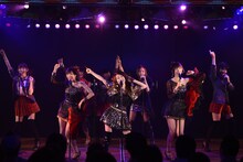 12月5日の特別記念公演で「ヘビーローテーション」を披露するAKB48 選抜メンバー。