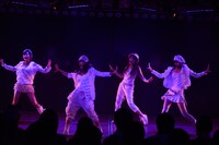 12月5日の特別記念公演で「エンドロール」を披露するAKB48 兼任メンバー。