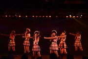 12月5日の特別記念公演で「希望について」を披露するAKB48 14期生。
