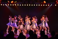 12月5日の特別記念公演で「黄金センター」を披露するAKB48 13期生。