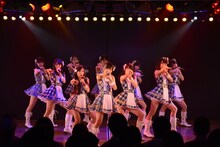 12月5日の特別記念公演で「黄金センター」を披露するAKB48 13期生。