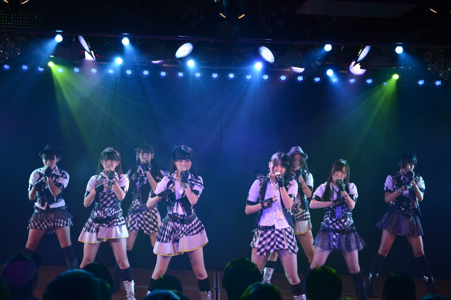 12月5日の特別記念公演で「RIVER」を披露するAKB48 9期生。