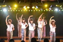 12月5日の特別記念公演で「タンポポの決心」を披露するAKB48 7期生。