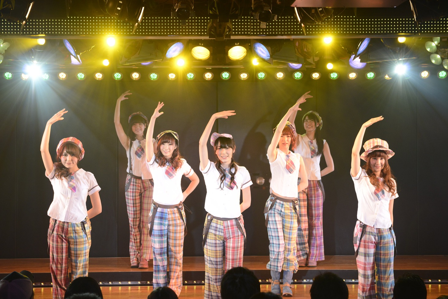 12月5日の特別記念公演で「タンポポの決心」を披露するAKB48 7期生。