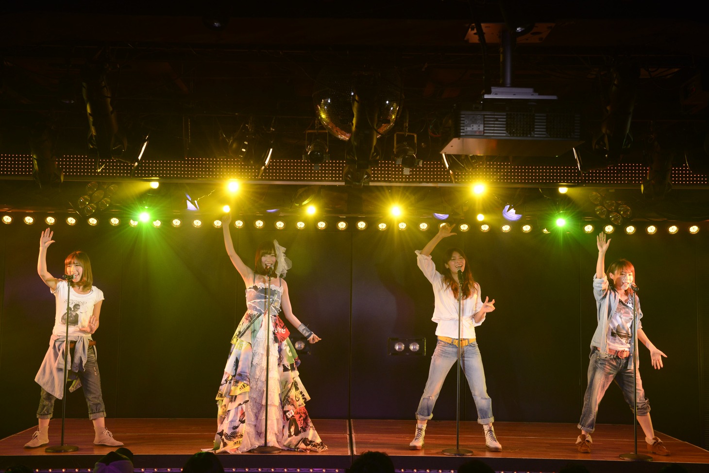 12月5日の特別記念公演で「向日葵」を披露する野中美郷、秋元才加、松原夏海、大堀恵。