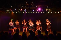 12月5日の特別記念公演で「Only today」を披露するAKB48 5期生。