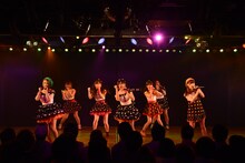 12月5日の特別記念公演で「Only today」を披露するAKB48 5期生。