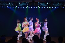 12月5日の特別記念公演で「BINGO」を披露するAKB48 4期生。