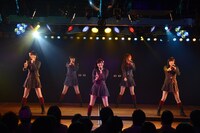 12月5日の特別記念公演で「初日」を披露するAKB48 3期生。