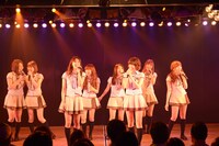 12月5日の特別記念公演で「支え」を披露するAKB48 2期生。