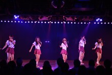 12月5日の特別記念公演で「スカート、ひらり」を披露するAKB48 1期生。