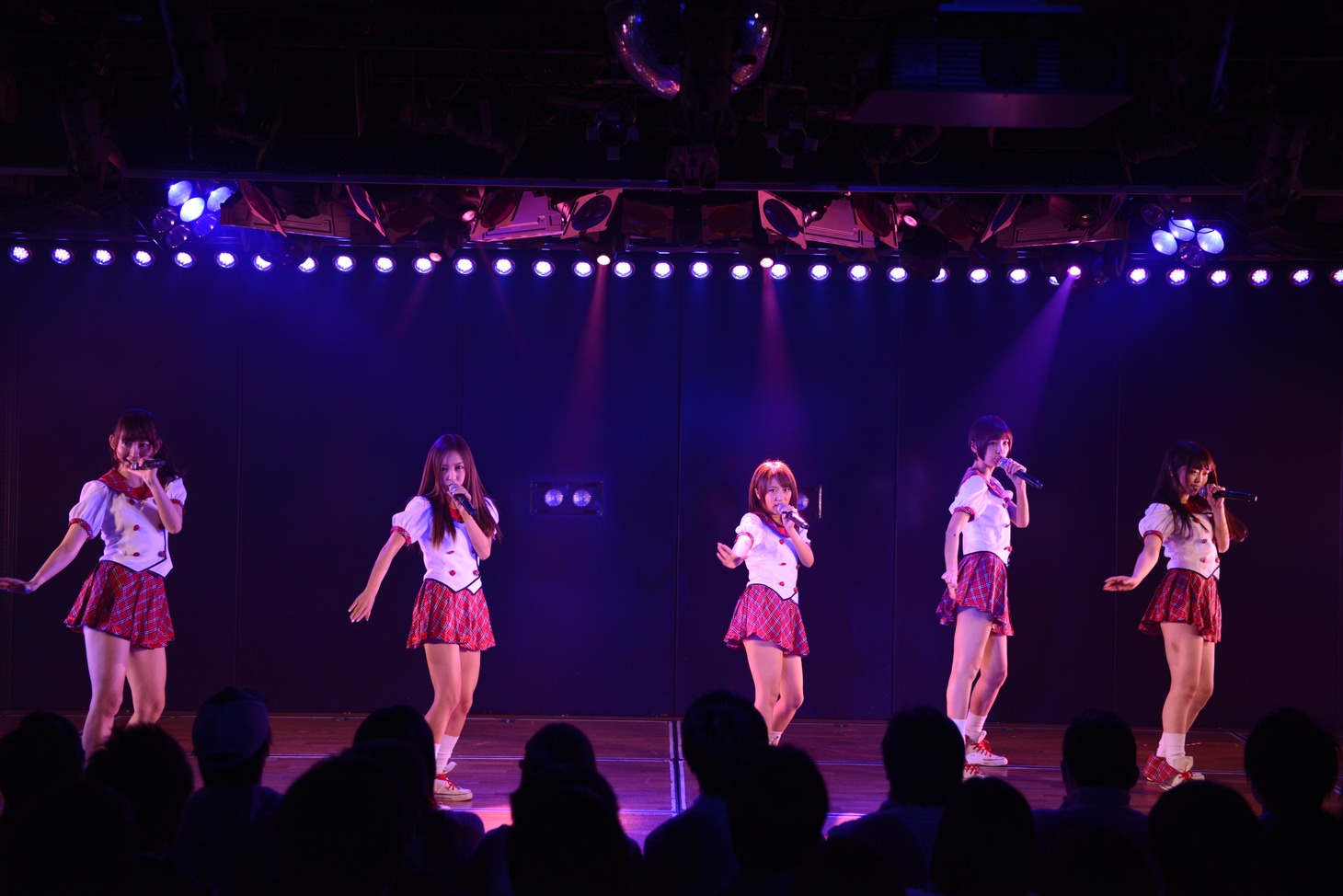 12月5日の特別記念公演で「スカート、ひらり」を披露するAKB48 1期生。