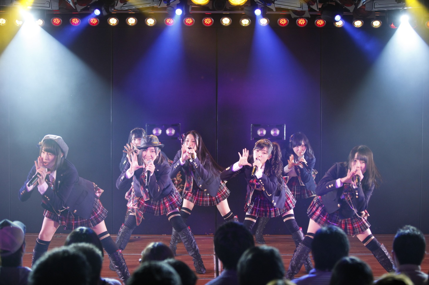 12月5日の特別記念公演で「大声ダイヤモンド」を披露するAKB48 12期生。