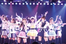 12月5日の特別記念公演で「永遠プレッシャー」を披露するAKB48 選抜メンバー。