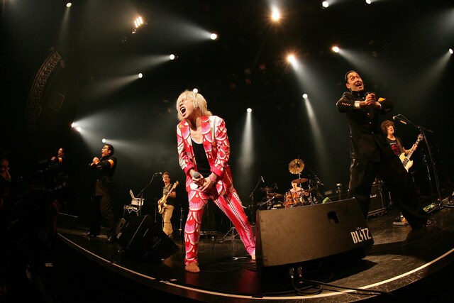 写真はビデオクリップでも使用された東京・赤坂BLITZ公演の模様。