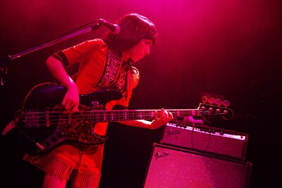 12月9日に行われた「サロン・ド・キノコ ～四次元の美学・後編」でのエマニュエル小湊最（電気ベース兼秘書）。（写真：齋藤真理）