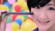 「HTC J butterfly」テレビCMのワンシーン。