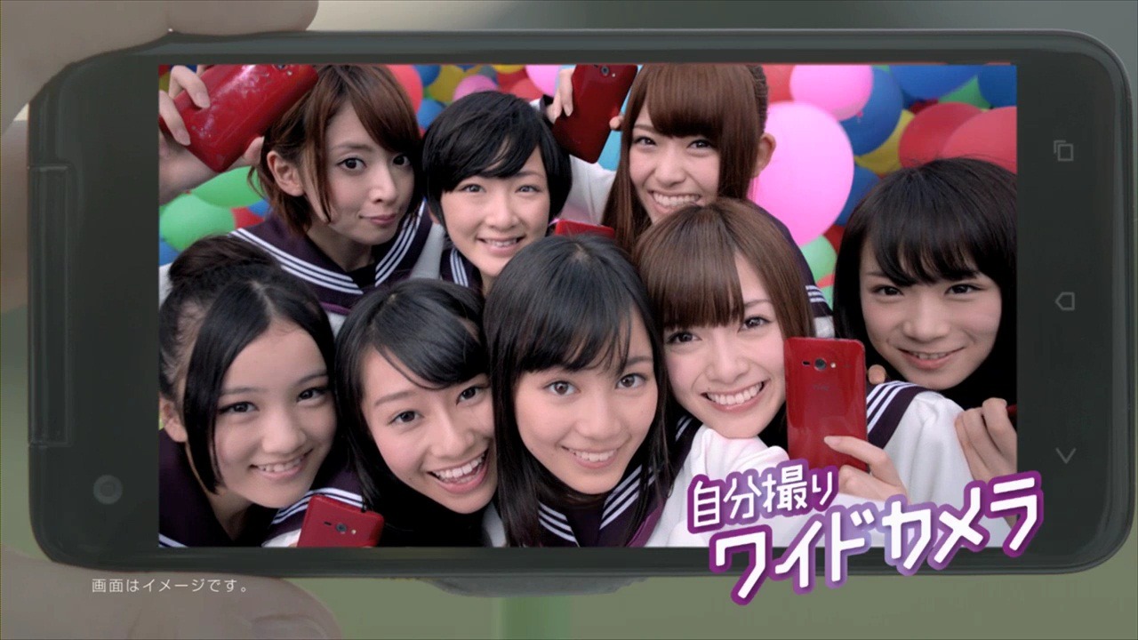 「HTC J butterfly」テレビCMのワンシーン。