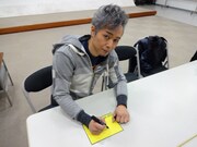 ヴィレッジヴァンガードの販促ポップを作成する大槻ケンヂ。