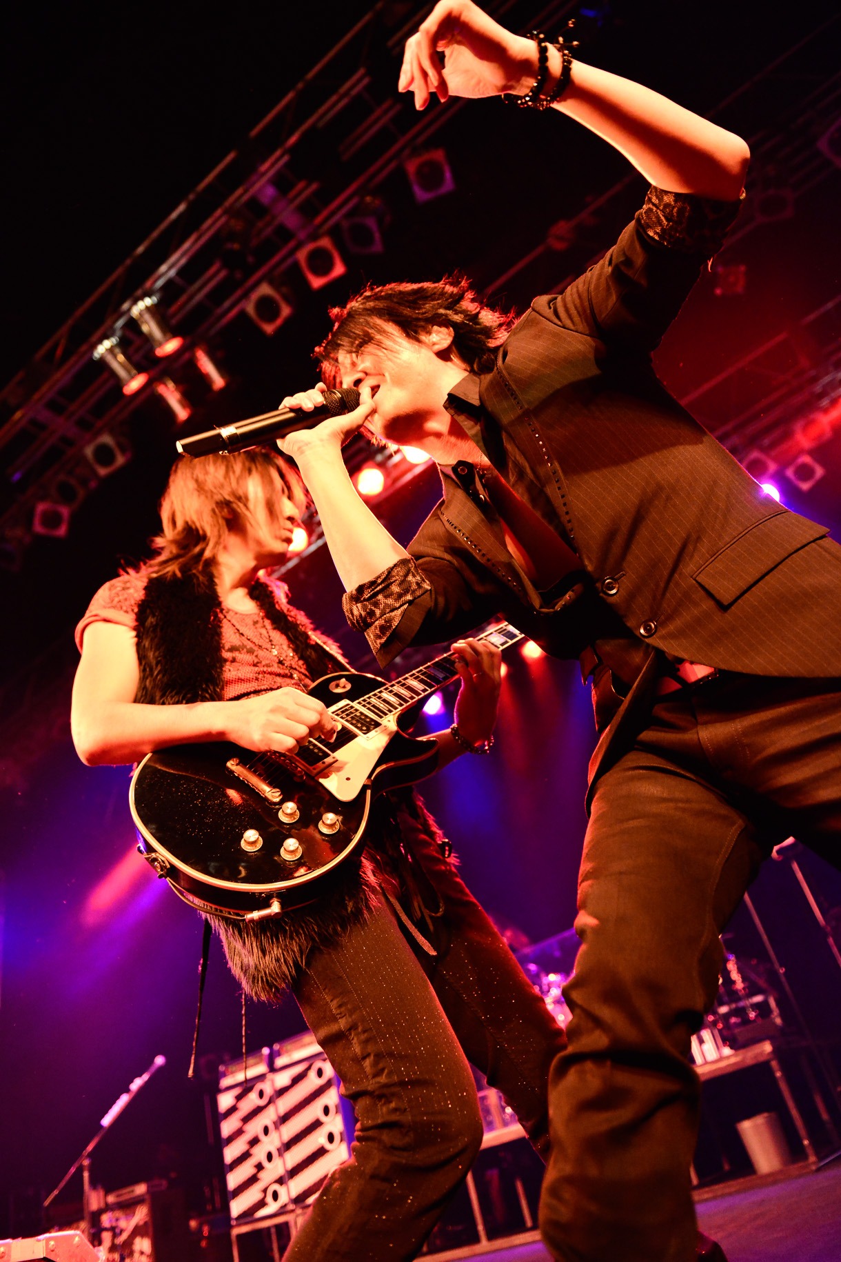 TAKURO（G / 写真左）、TERU（Vo / 写真右）。