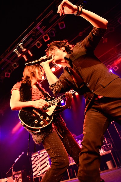 TAKURO（G / 写真左）、TERU（Vo / 写真右）。