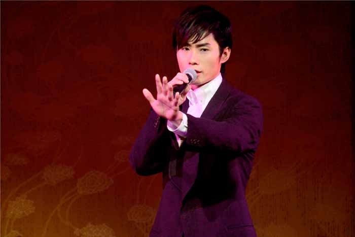 デビュー発表会で「ベサメムーチョ」と「ワン・レイニー・ナイト・イン・トーキョー」を披露した川上大輔。