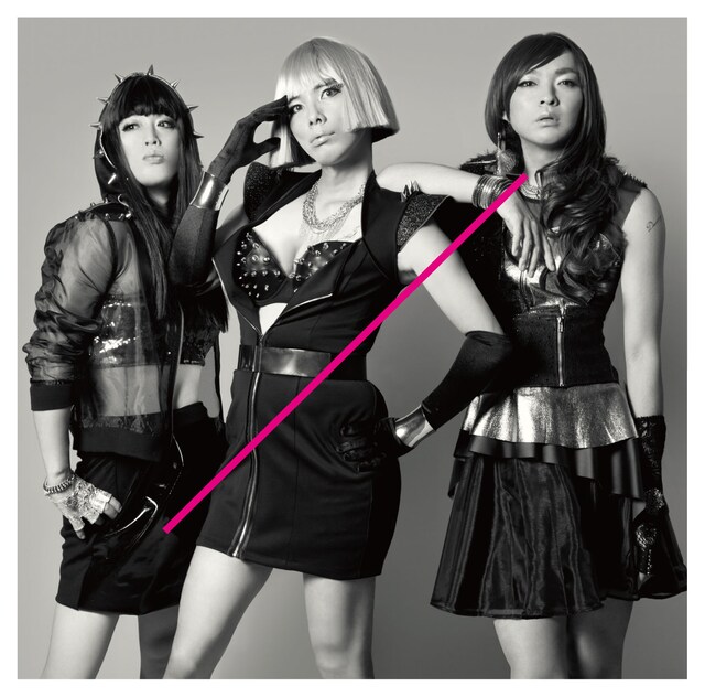 危険日チャレンジガールズ！「Like A Bitch」ジャケット。左からヤッリー（やついいちろう）、セクシーJ（片桐仁）、ダッチー（今立進）。