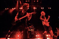 観客を煽るように激しく動き回りながらプレイするミヤ（G）とYUKKE（B）。