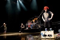 アンコールでのMC中の様子。メンバーのリラックスした表情が伺える。