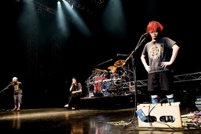 アンコールでのMC中の様子。メンバーのリラックスした表情が伺える。