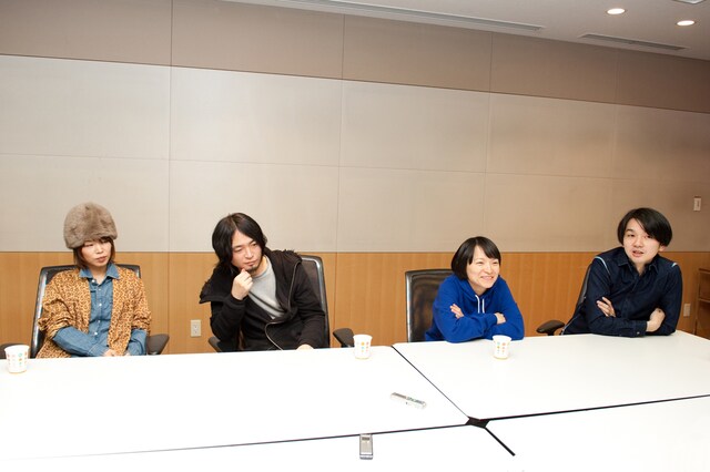 インタビューに答えるLAMAの4人。