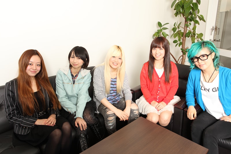 DOLL$BOXX。左からオレオレオナ（Key）、F チョッパーKOGA（B）、Fuki（Vo）、TOMO-ZO（G）、はな（Dr）。