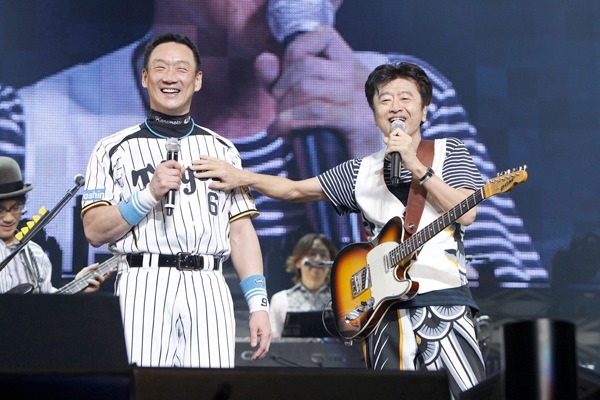 金本知憲（写真左）と桑田佳祐（右）。