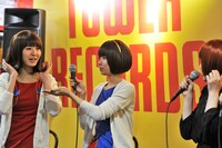 「2013年注目の髪型ですよ」と外跳ね頭をアピールするリサ（写真左）。