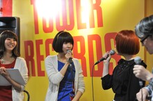 キノコ頭の悩みについて親身にアドバイスするレナ（写真中央）。