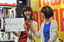 リサ（写真左）はアルファベットで「Anoter」と執筆。