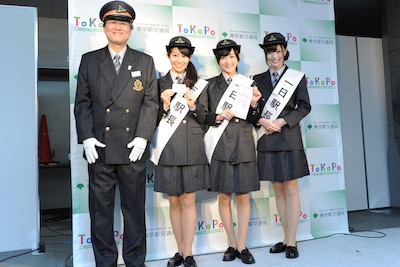 都営交通大門駅務管理所の小林所長と桜井玲香、生駒里奈、白石麻衣（左から）。