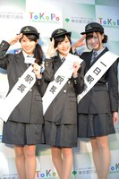 駅長らしく敬礼をする桜井玲香、生駒里奈、白石麻衣（左から）。