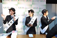 「都営まるごときっぷ」を手渡し販売する乃木坂メンバー。