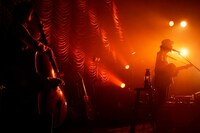 伊賀航（左）とCaravan（右）のセッションの様子。 （photo by susie）