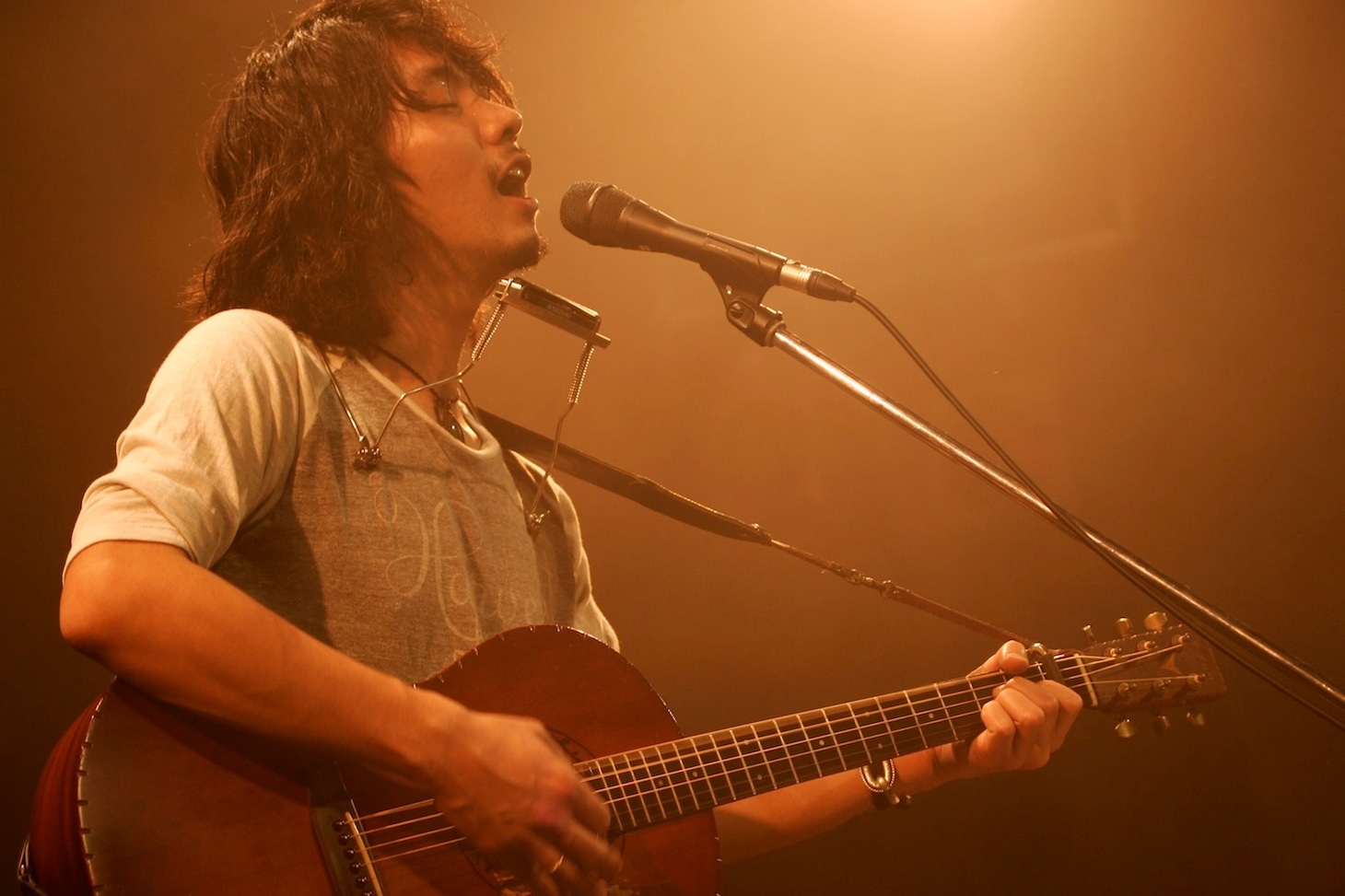 昨年12月に行われた「Lonesome Caravan 1st TOUR」の最終公演で熱唱するCaravan。（photo by susie）