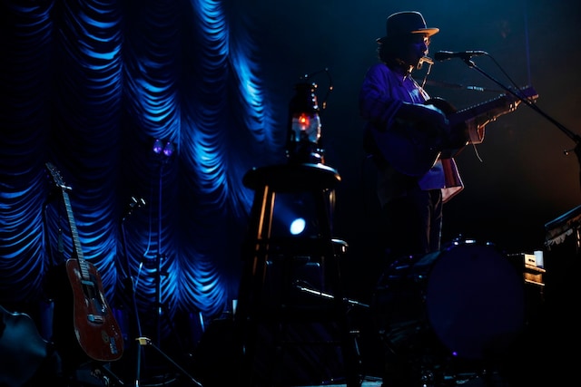 ステージにさまざまな機材を置き、それらを駆使しながらパフォーマンスを披露したCaravan。 （photo by susie）