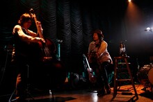 伊賀航（左）とCaravan（右）のセッションの様子。 （photo by susie）